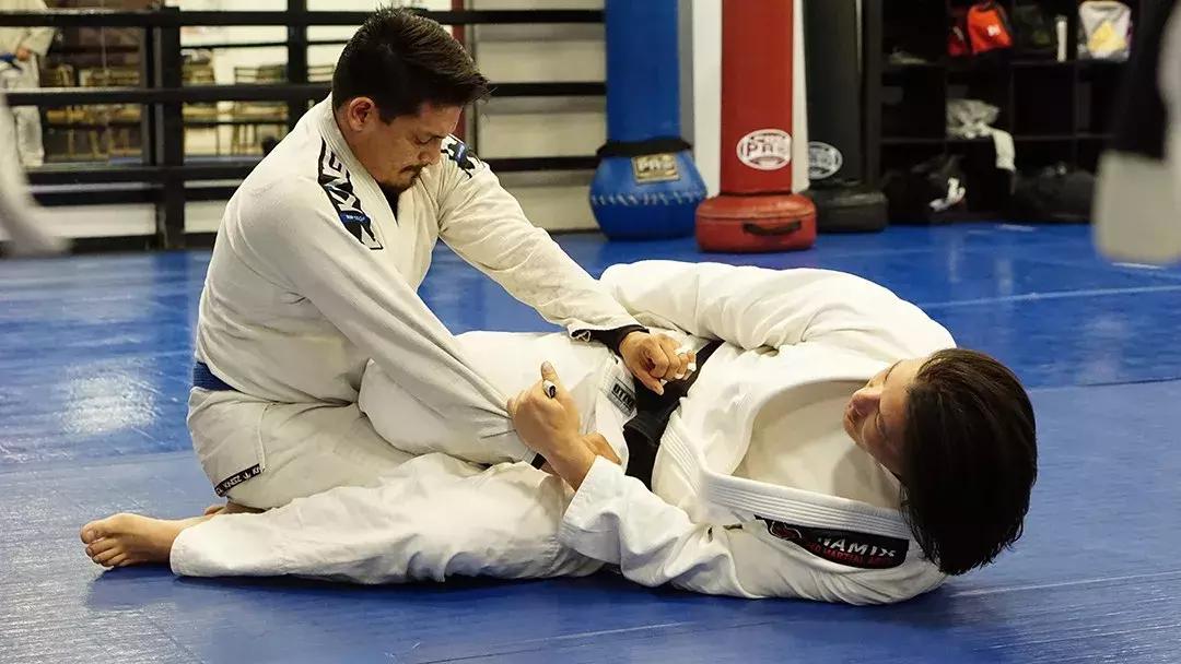 如何帮趴着的人翻身,怎么帮人翻身