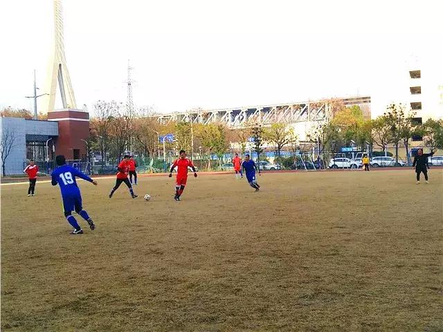 以球会友感受青山绿水红钢城别样精彩