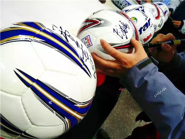 以球会友感受青山绿水红钢城别样精彩