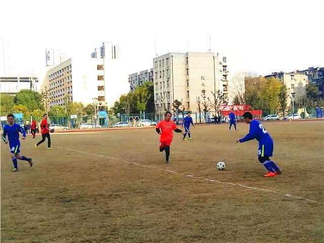以球会友感受青山绿水红钢城别样精彩