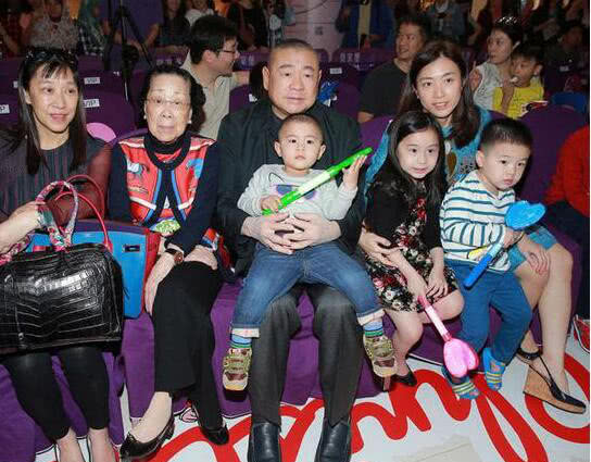 66岁刘銮雄再添千金，盘点娱乐圈老来得子的名人