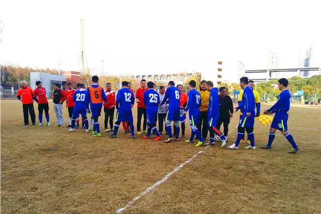 以球会友感受青山绿水红钢城别样精彩