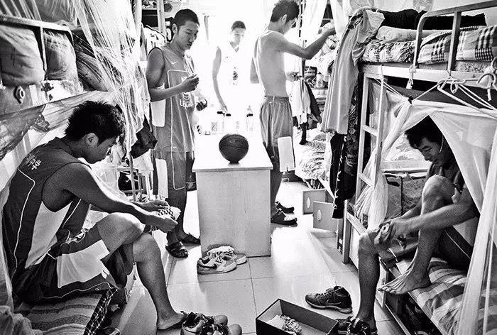 你的第一件球衣是哪个队的,还记得你的第一件球衣是几号吗