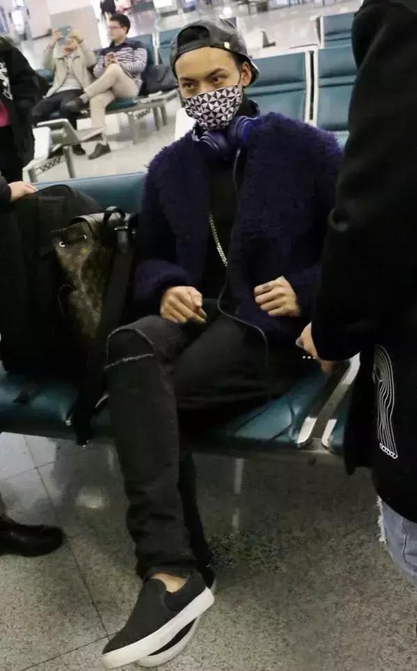 吴亦凡穿秋裤，鹿晗保温杯不离手，爱豆都这么佛系了吗？