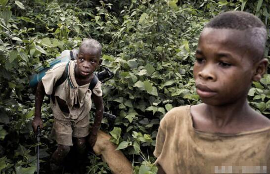 实拍：那些饱受摧残的非洲儿童，穷得让人无法想象！