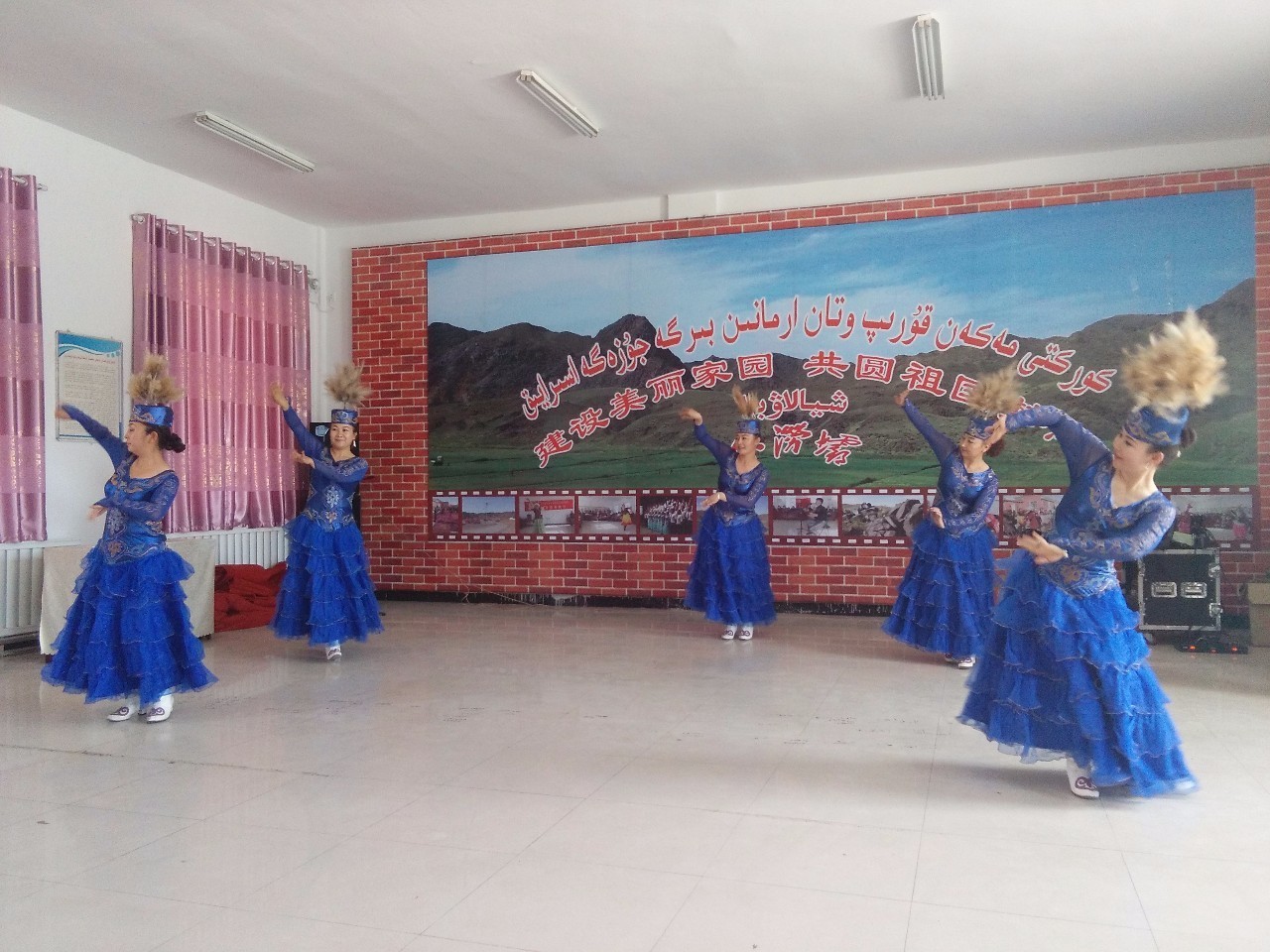 脱贫致富奔小康一个都不能少,脱贫致富踏上幸福路