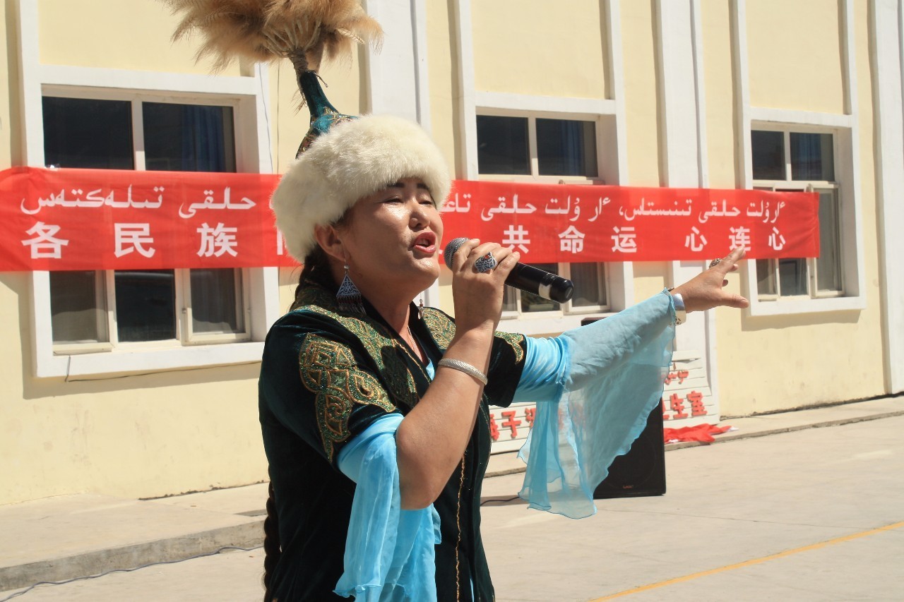 脱贫致富奔小康一个都不能少,脱贫致富踏上幸福路