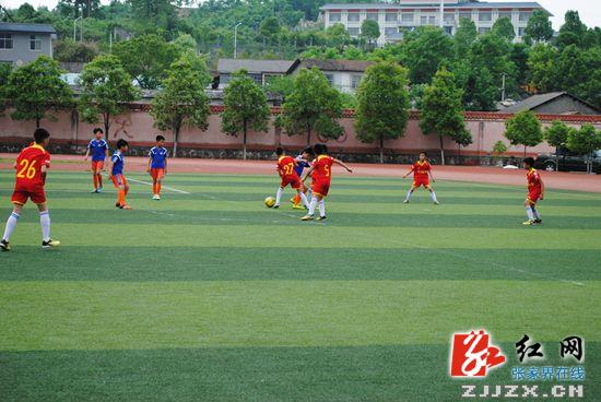 尼日尼亚、韩国小朋友为天门小学足球联欢活动点赞