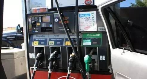 中美加油机对比,中美联合加油站