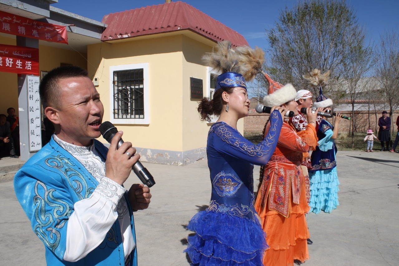 脱贫致富奔小康一个都不能少,脱贫致富踏上幸福路