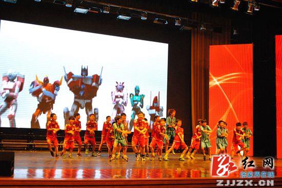 尼日尼亚、韩国小朋友为天门小学足球联欢活动点赞