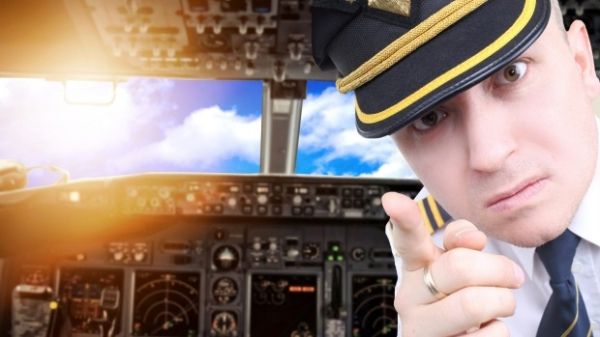 飞机上面剪指甲,飞机上的空姐最讨厌哪些旅客呢