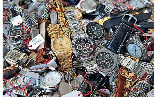 绍兴1村庄藏20多万假冒大牌包装购物单造假地址写香港