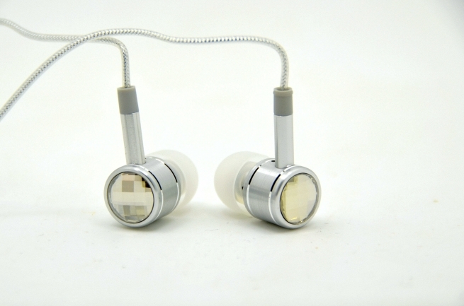 金属感十足的耳机,发光头戴式耳机测评