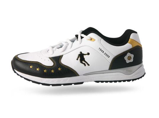 足球场穿足球鞋玩飞盘,足球场穿客队球衣