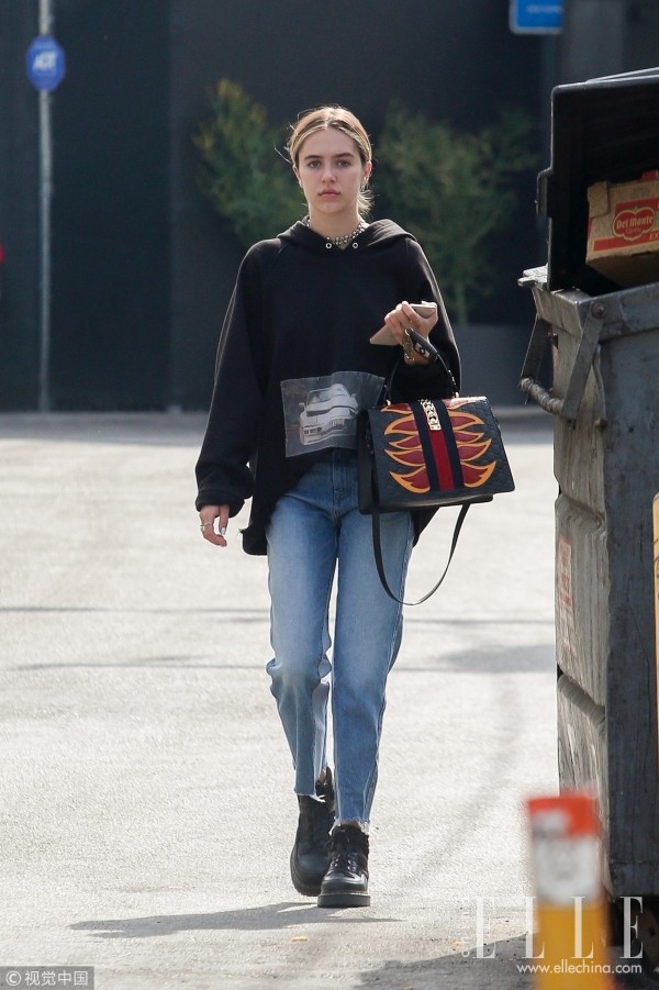 马丁靴牛仔裤配卫衣女,关晓彤马丁靴同款