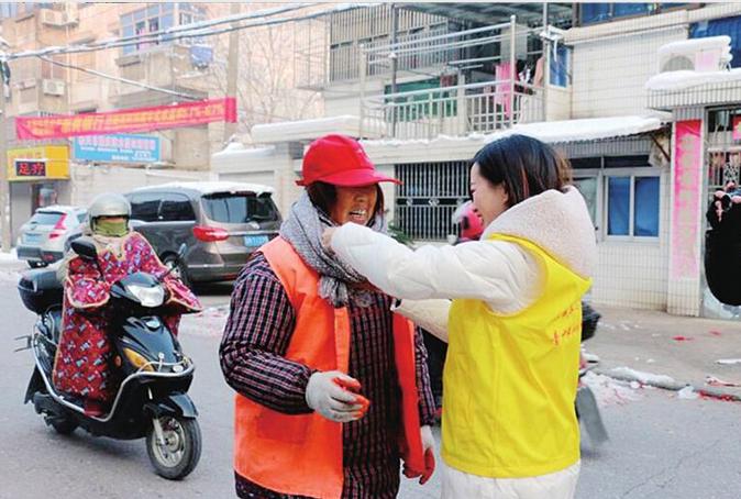 90后送温暖,90后志愿者为医护人员送奶茶