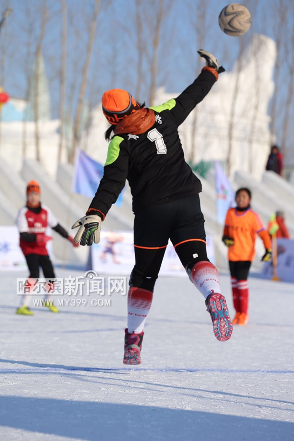 哈市雪地足球对抗赛颁奖仪式6日下午举行