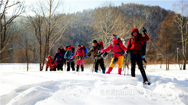 冰雪季这么玩：挖雪洞涮火锅