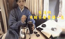 吴亦凡穿秋裤，鹿晗保温杯不离手，爱豆都这么佛系了吗？