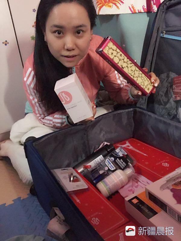 过年回家送女孩子的新年礼物,外国女人回家带中国零食