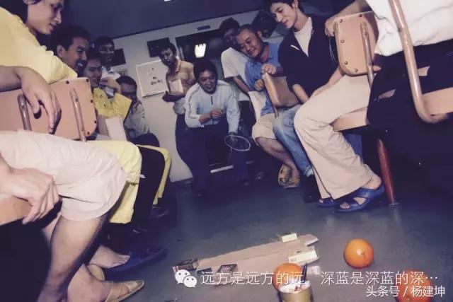 这就是船员，一年又一年，一天又一天，船上的年