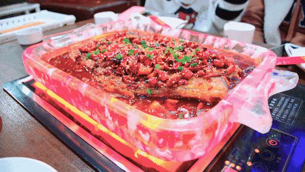 首家会发光的水晶烤鱼，会起飞的火锅自带霸气特效，打响2月第1战