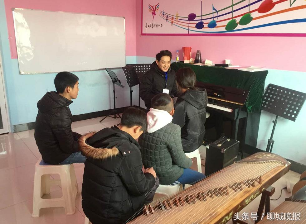 踢球唱歌画画……过年前夕，四名彝族少年在聊城收获满满幸福