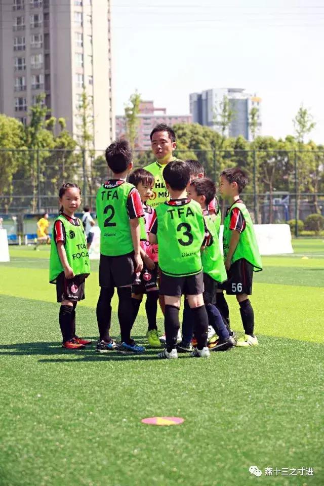 那个经常羞涩一笑的踢球女孩，竟有如此大爱的足球梦想