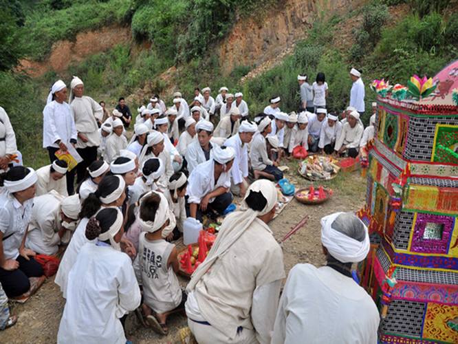 女鼓手去世完整版,丧礼女乐队奏哀乐