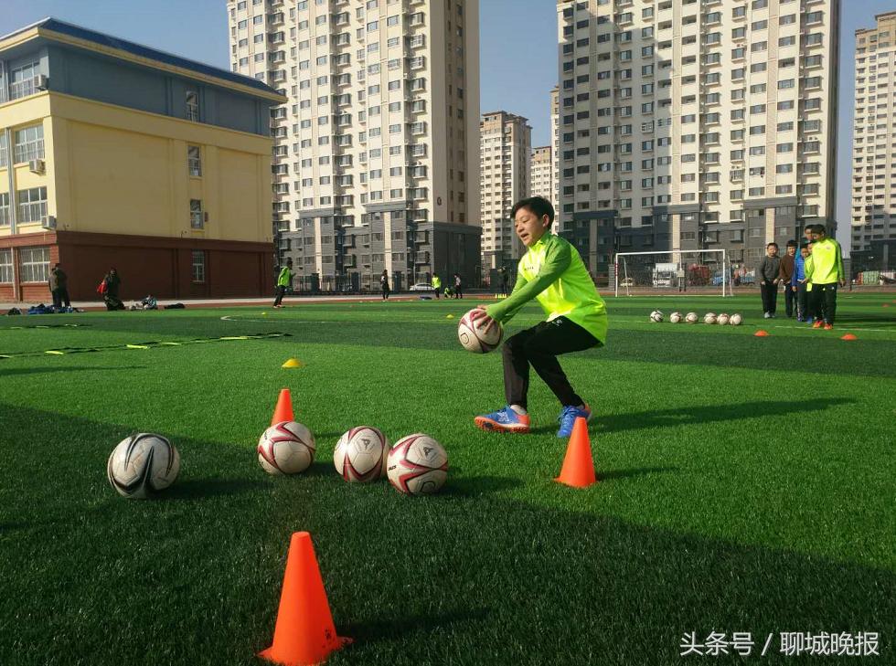 踢球唱歌画画……过年前夕，四名彝族少年在聊城收获满满幸福