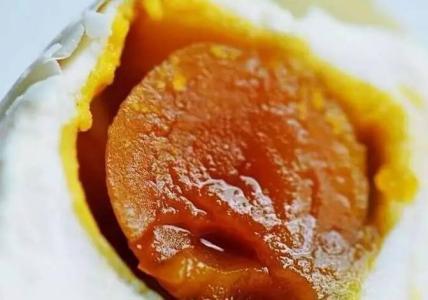 快速又多油的腌咸鸭蛋方法,水腌制100个咸鸭蛋的最佳方法