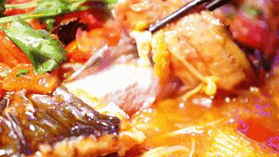 首家会发光的水晶烤鱼，会起飞的火锅自带霸气特效，打响2月第1战