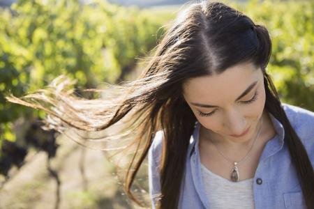 海边的风好大头发都要被吹混乱了,风大头发吹得乱糟糟