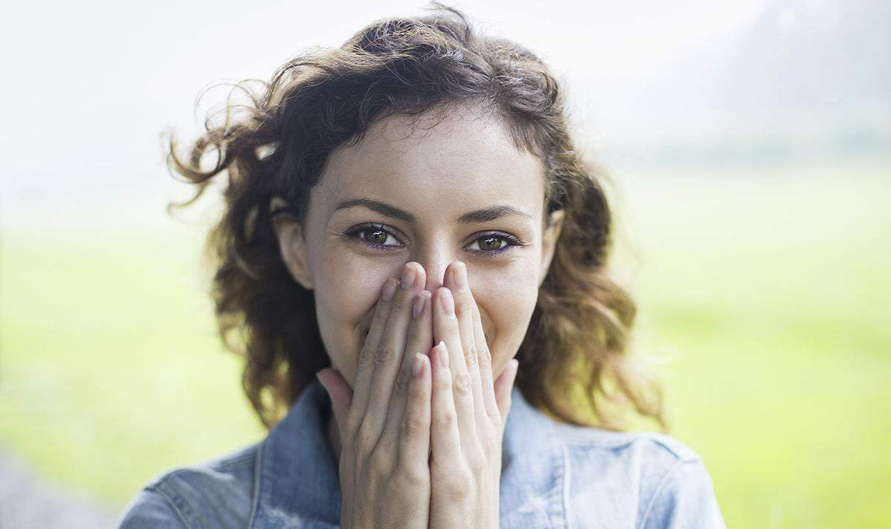 海边的风好大头发都要被吹混乱了,风大头发吹得乱糟糟