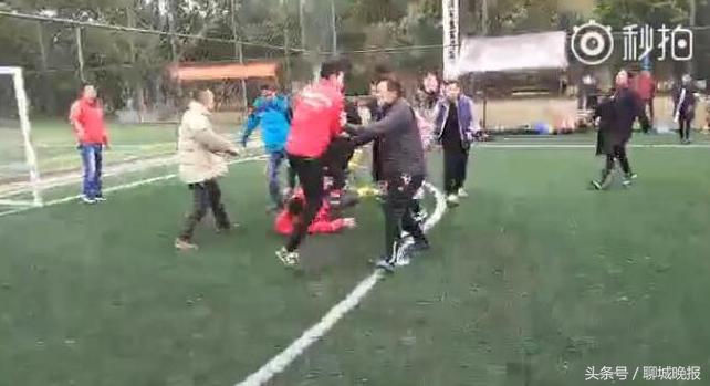 少年足球赛上一群家长大打出手，一女子还抄家伙飞踹，网友炸了