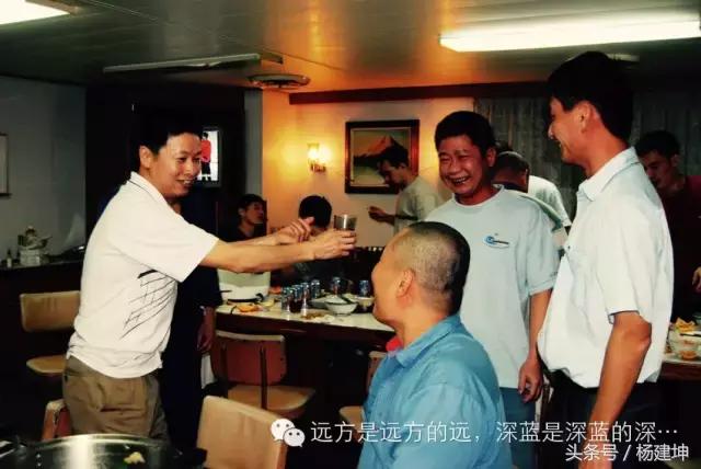 这就是船员，一年又一年，一天又一天，船上的年