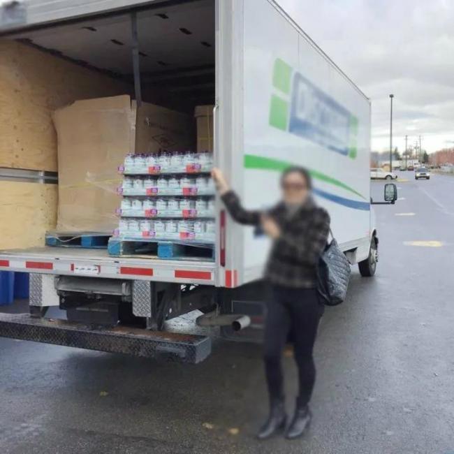 中国大妈海外战斗力尽显：10秒钟抢空货柜 老外以为在打架