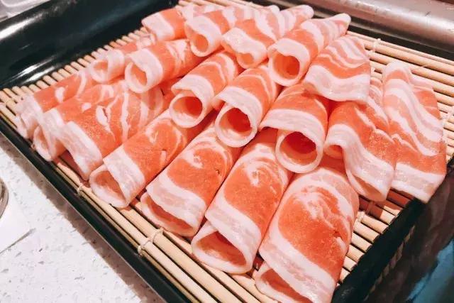 城中炫富新时尚，吃一顿粉粉的桃花玉面美人锅