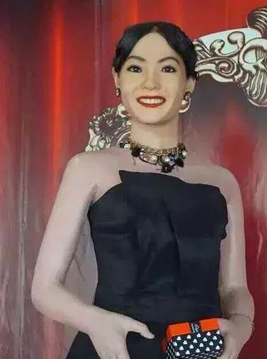 baby蜡像合影腰围,baby蜡像酷似戚薇