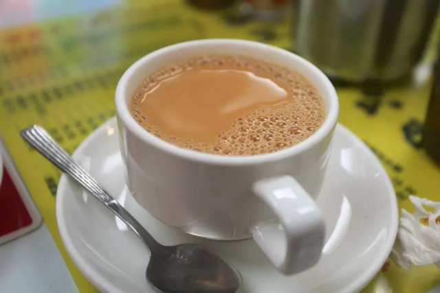 男明星喝奶茶合集,男子一夜喝十杯奶茶