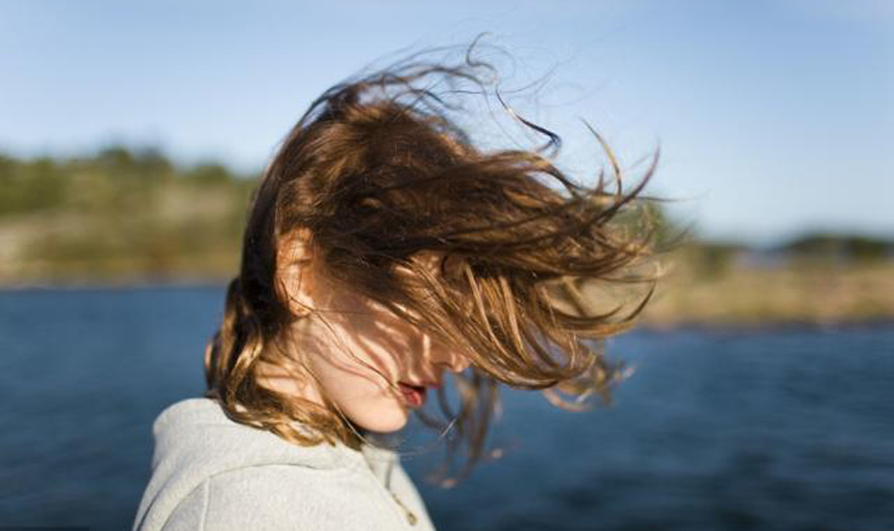 海边的风好大头发都要被吹混乱了,风大头发吹得乱糟糟