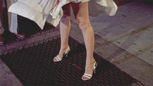 海边的风好大头发都要被吹混乱了,风大头发吹得乱糟糟