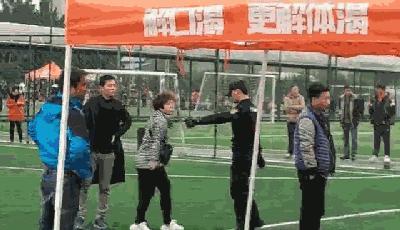 少年足球赛上一群家长大打出手，一女子还抄家伙飞踹，网友炸了