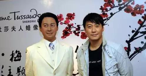 baby蜡像合影腰围,baby蜡像酷似戚薇