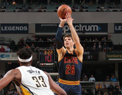 nba勇士vs骑士大胜35分,骑士vs勇士格林得32分