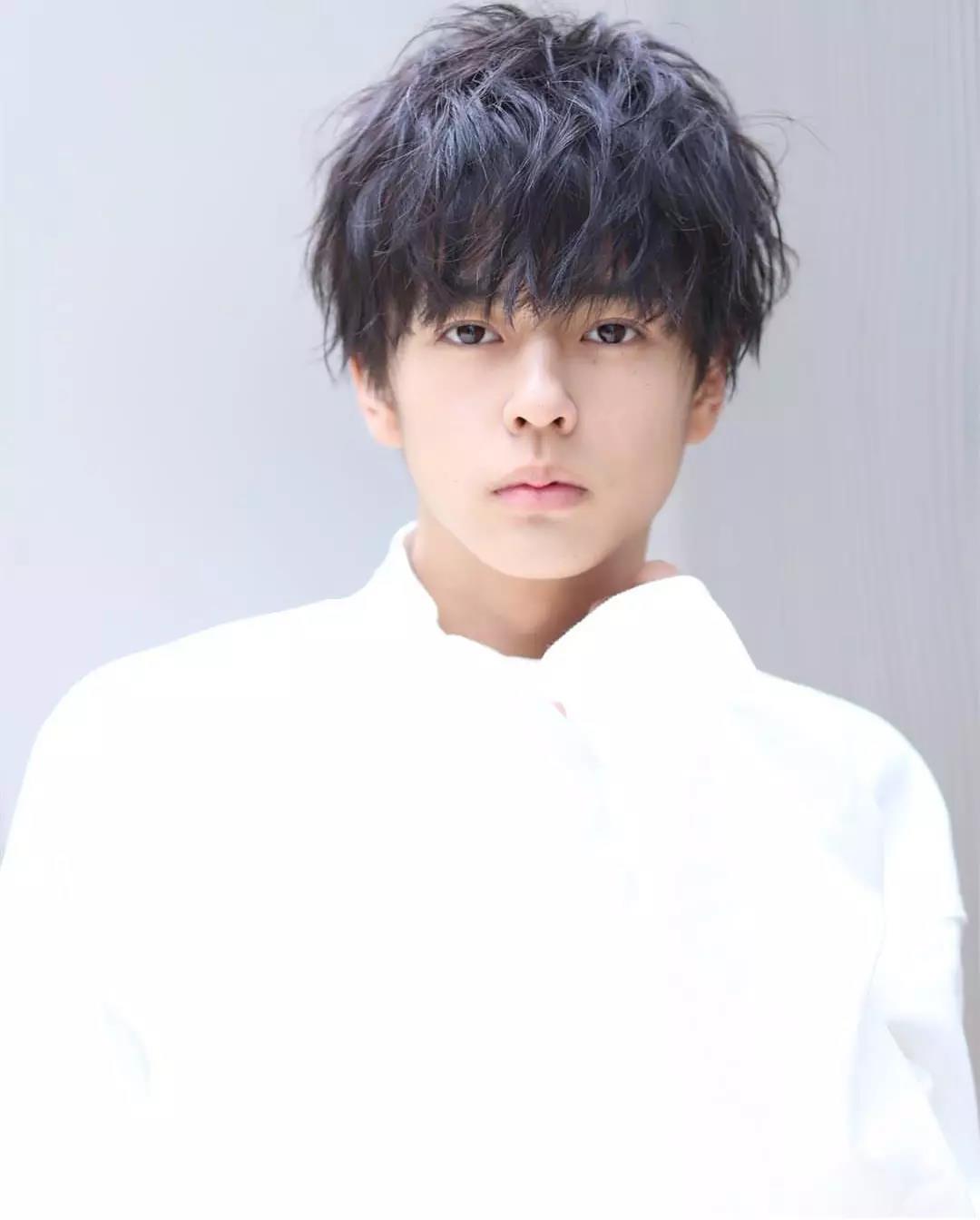 海边的风好大头发都要被吹混乱了,风大头发吹得乱糟糟