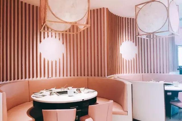 城中炫富新时尚，吃一顿粉粉的桃花玉面美人锅