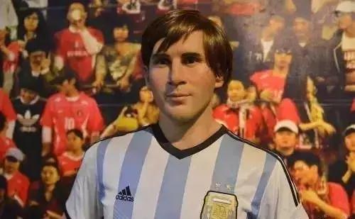 baby蜡像合影腰围,baby蜡像酷似戚薇