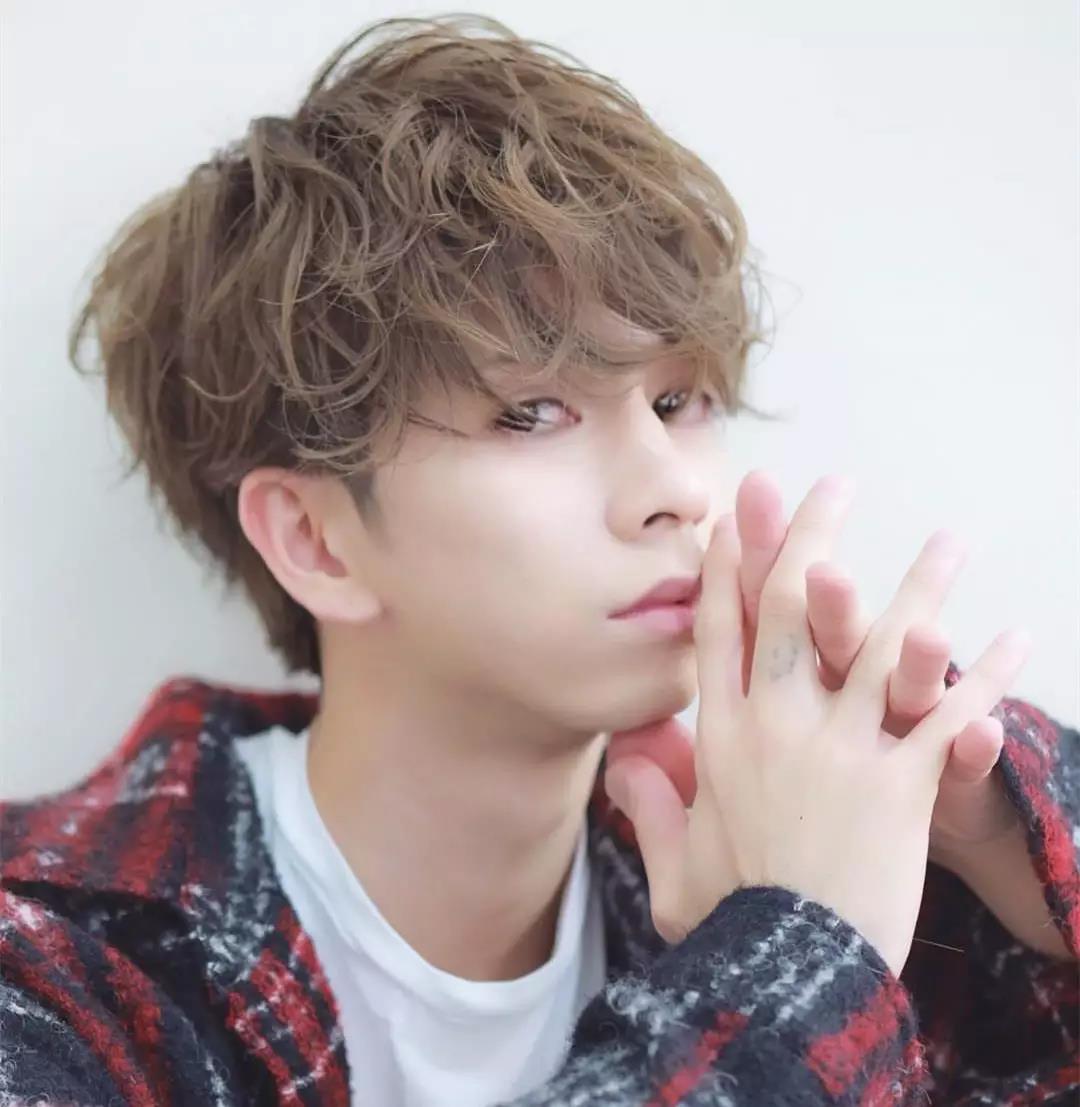 海边的风好大头发都要被吹混乱了,风大头发吹得乱糟糟